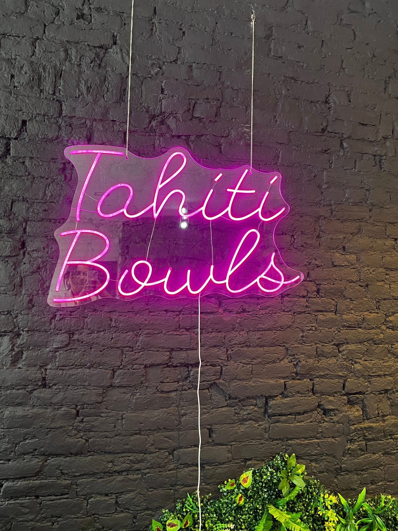 Ambiance tropicale du restaurant Tahiti Bowls à Binche